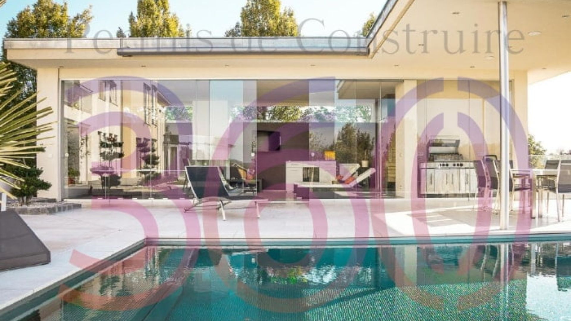 Villa moderne avec terrasse et piscine, entourée de baies vitrées – Projet de permis de construire approuvé.