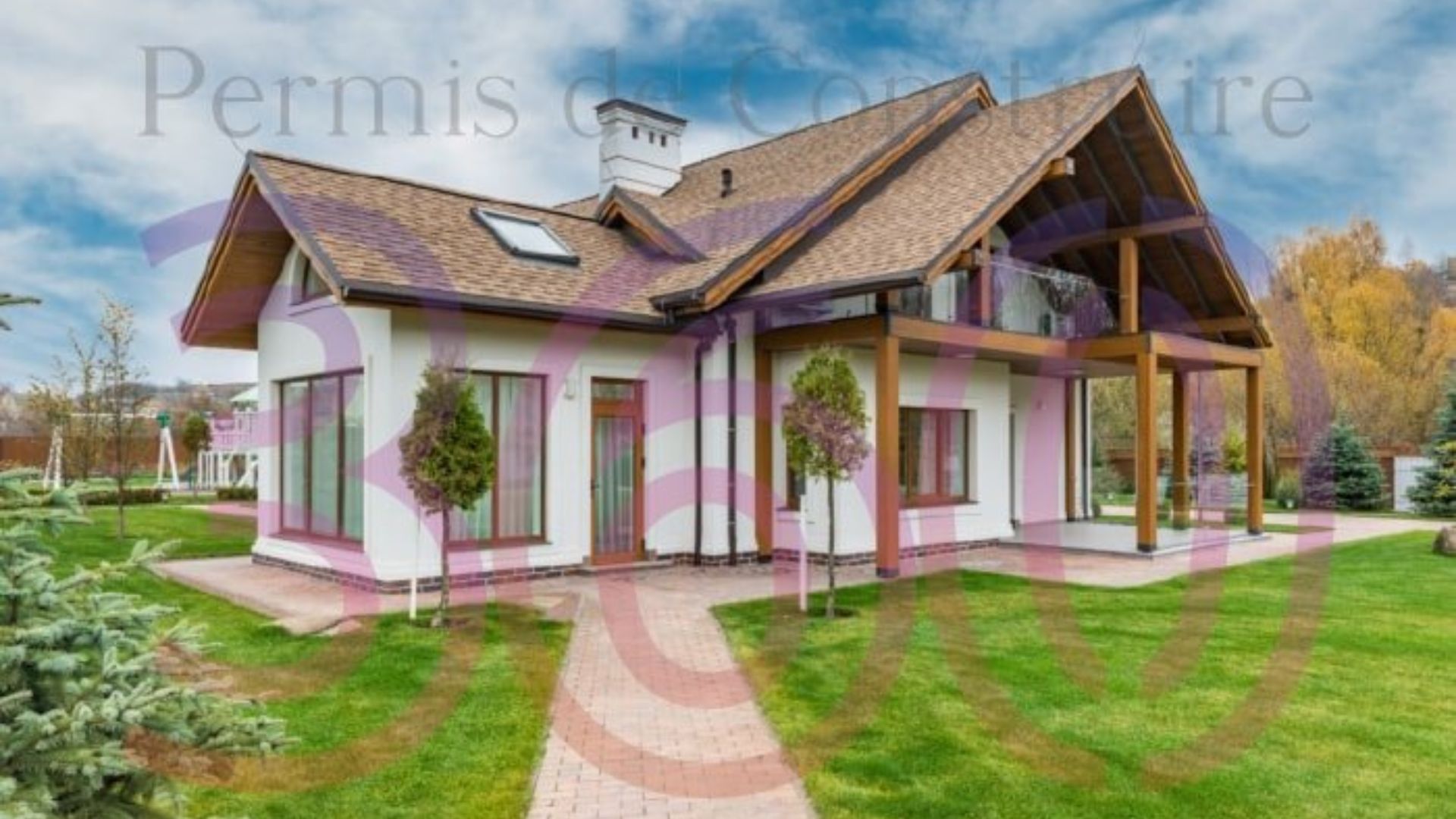 Maison traditionnelle avec toit incliné et grande terrasse dans un cadre verdoyant – Permis de construire obtenu.