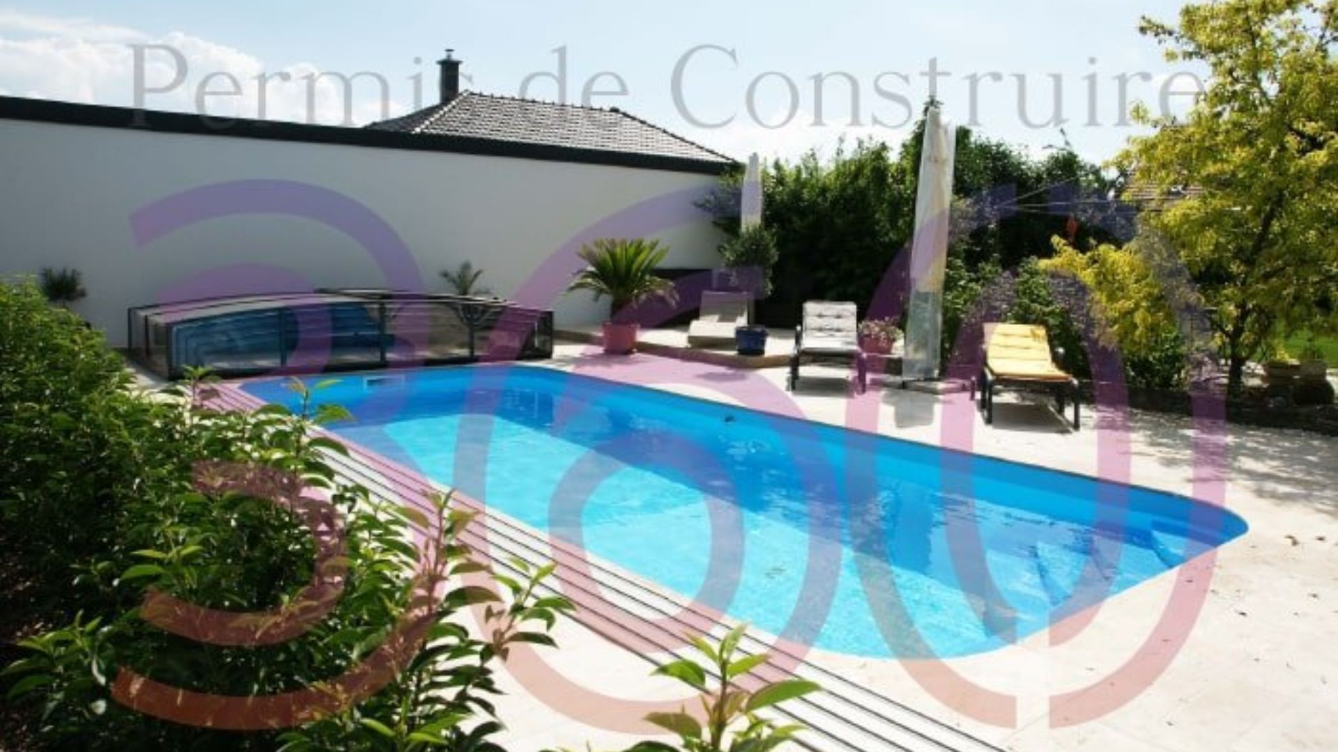 Piscine extérieure avec terrasse ensoleillée dans un jardin – Permis de construire validé pour aménagement extérieur.