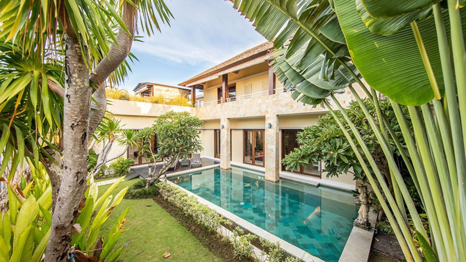 Villa tropicale avec piscine entourée de végétation luxuriante et jardin aménagé – Projet de permis de construire approuvé.