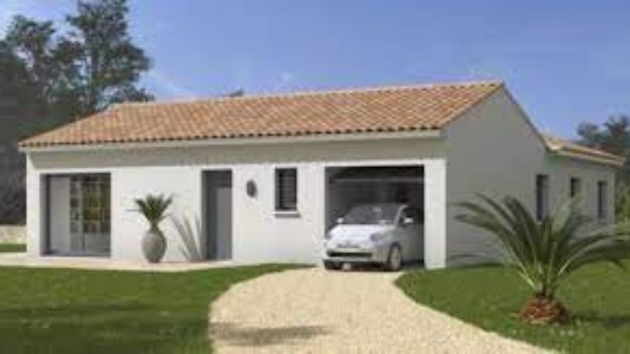 Maison moderne de plain-pied située en Hauts-de-France, avec une toiture en tuiles rouges, un garage intégré, et un grand jardin verdoyant avec une allée en gravier.